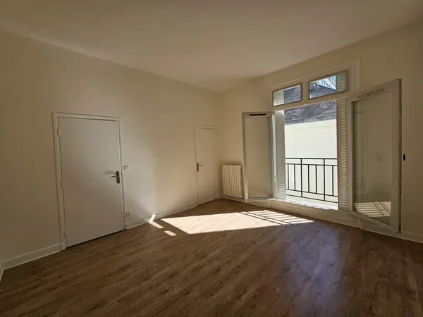 Bordeaux - Quinconces - Lumineux et Grand T1 de 30,86 m2 - R