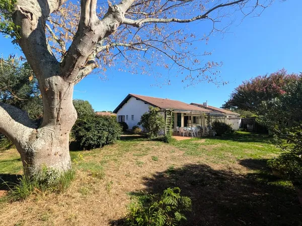 Maison de plain pieds T3 avec véranda et garage, vue sur la