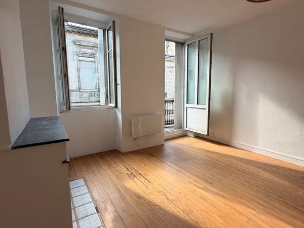 Charmant T1 bis avec parquet, moulures et balcon