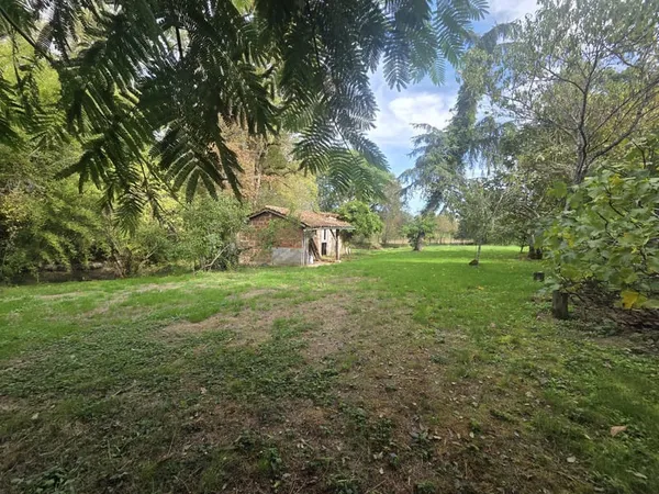 Terrain agricole de 10 330 m2 avec hangar et dépendances Secteur Castillonnès / Lauzun