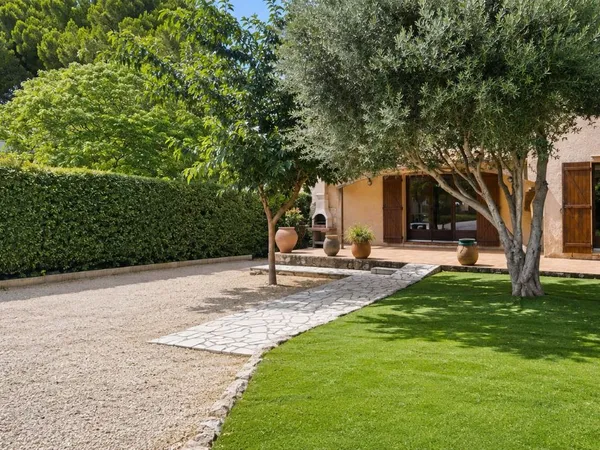 EXCLUSIVITE St Cyr sur Mer maison composee de 2 appartements.