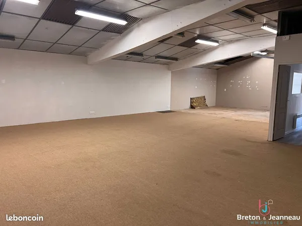 Local 170 m² SAINT BERTHEVIN