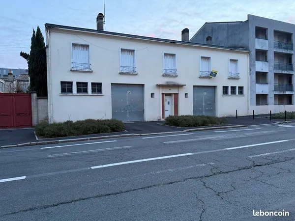 Place de parking couverte et fermée à louer - Cours Édouard Vaillant - Bordeaux