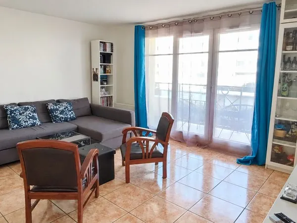 T2 avec 2 balcons, cave et parking sécurisé