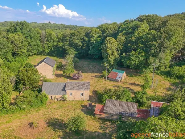 Ancienne ferme, grandes dépendances et plus d'un hectare de terrain