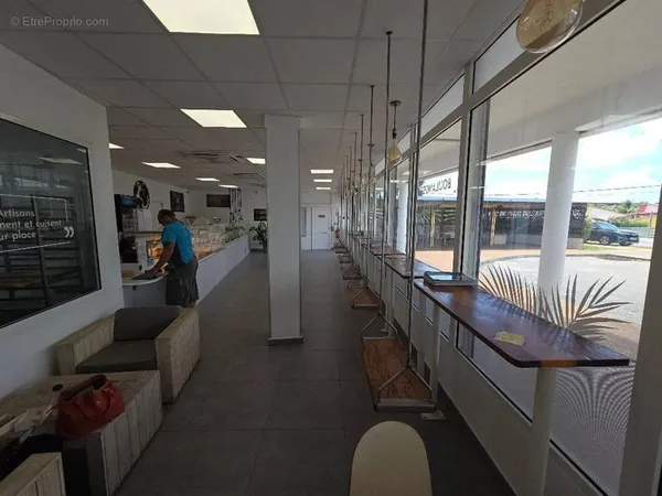 Boulangerie 350 m2 a vendre mur et fond de commerce