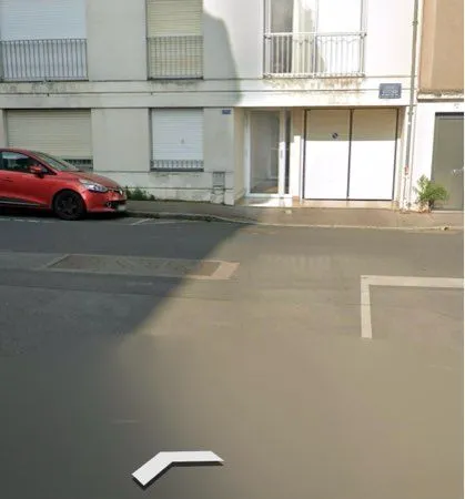 Place de parking sécurisée dans garage collectif petite résidence avec porte motorisée en RDC