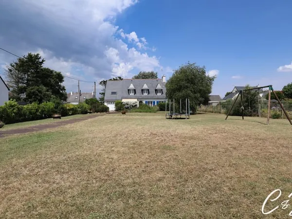 Une grande maison familiale à quelques pas des Sables Blancs