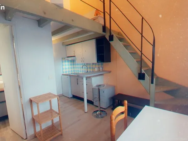 Studio mezzanine, face Fac, parking, internet inclus