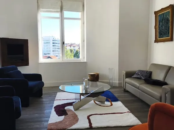 BIARRITZ QUARTIER IMPERIAL - APPT T3 MEUBLE TRAVERSANT AVEC CAVE