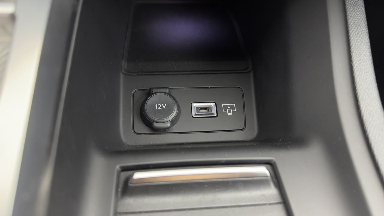 Peugeot 308 SW PHEV 180 e-EAT8 — photo 27