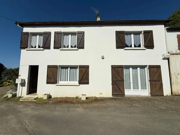 Maison T5 de 100m2 habitbales avec dépendances sur un terrain de 9 286m2 dont une partie constructib