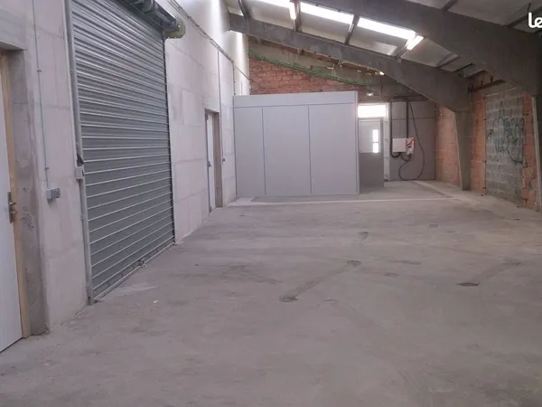 Local artisanal ou entrepôt 163m2 avec bureau