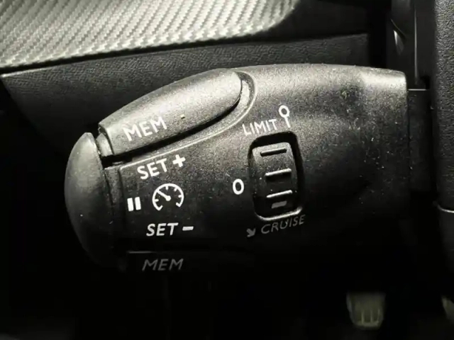 Peugeot 2008 1.2 puretech 100ch s&amp;s allure — photo 11