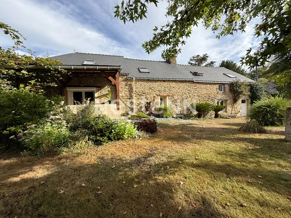 PLEUGRIFFET - Jolie longère à vendre 3 chambres avec son beau parc de 2600 m² et un garage