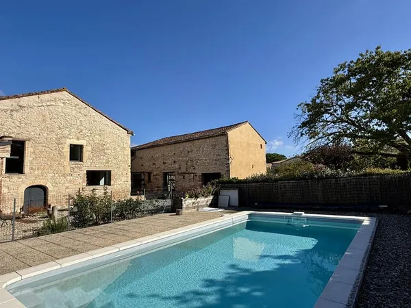Magnifique maison en pierre entièrement rénovée, avec piscin