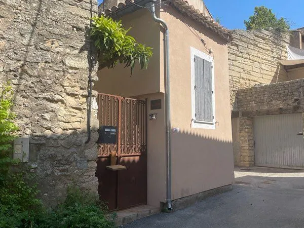 Jolie maison de village au coeur de Lagnes