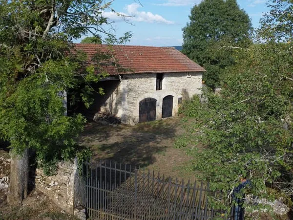Deux granges en pierre a restaurer sur un terrain de 7195 m2