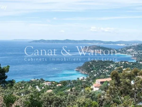 RAYOL-CANDEL: VILLA AVEC PISCINE OFFRANT UNE VUE MER EXCEPTIONNE