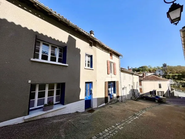 Deux maisons en pierre voisines.