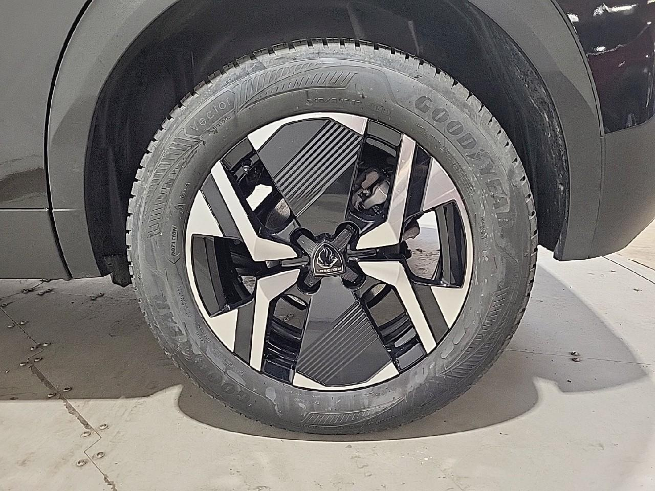Peugeot 2008 hybrid 145 e-dcs6 allure — photo 16