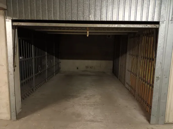 Loue place de parking dans un BOX Ferme