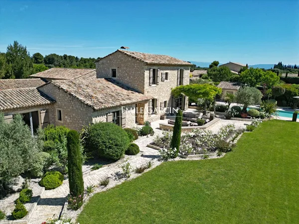 A vendre - Mas en pierre sur les hauteurs de Saint-Rémy -De-Provence