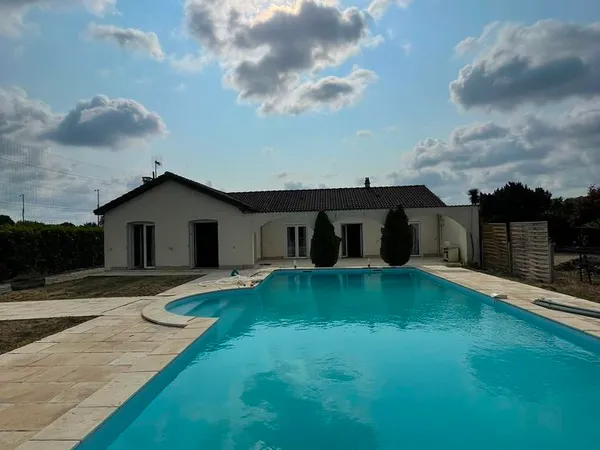 VILLA JOLIE PRESRATION PISCINE PROCHE BERGERAC, 220000 Euros