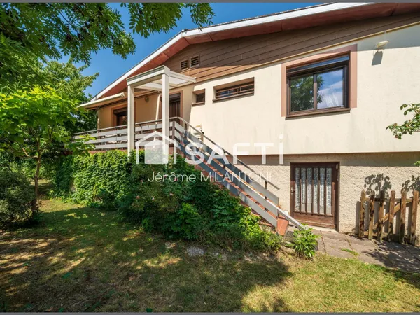 Maison individuelle sur sous sol, belle surface, idéalement située ...