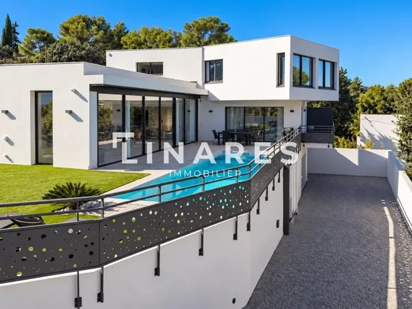 Vends villa - 394 m² - 5 pièces, 4 chambres - Aubagne 13400