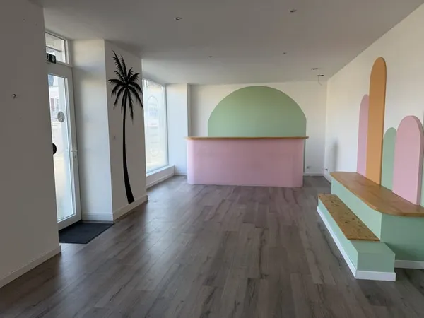 Local commercial de 113 m2 entièrement rénové à NEUF