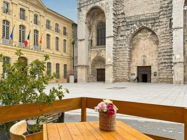 EXCLUSIVITE * Restaurant avec terrasse - Emplacement n°1 au coeur du centre historique de Saint-Maxi