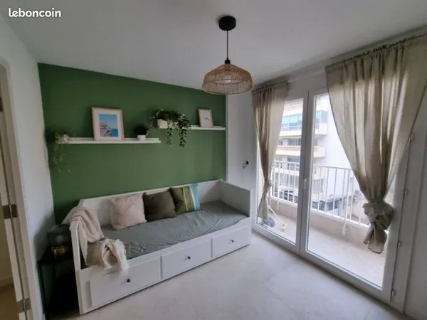 Antibes Centre / F1 34m² en étage élevé avec terrasse et cave
