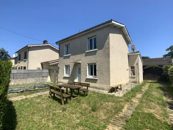 Secteur GRAMAT, maison d'habitation, 3 chambres, terrain 356 m², toutes commodités à pied.