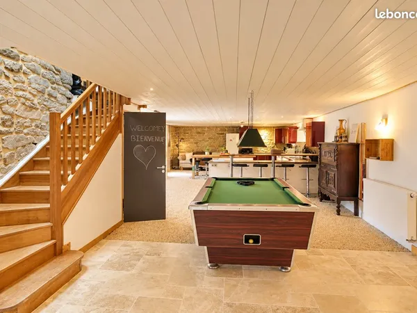 Longère en pierre rénovée, meublée 156 m², 4 chambres