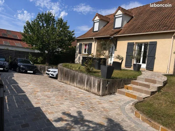 Maison de 7 pièces avec 4 chambres d'environ 150m2 avec piscine chauffée