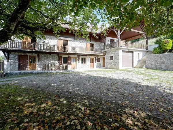 YENNE , Propriété de caractère avec piscine fort potentiel et dépendances