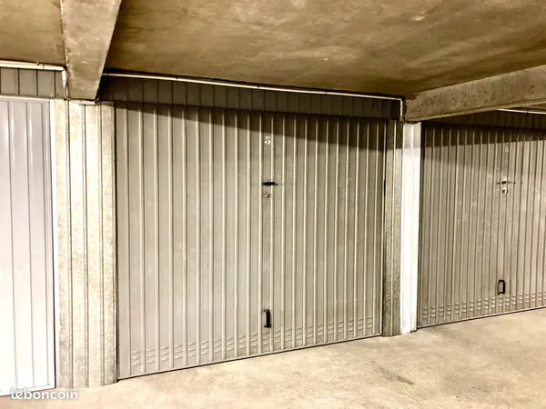 Parking fermé / box