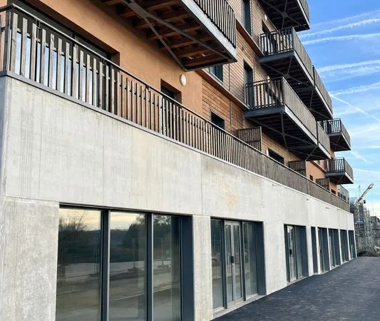 Cellule commerciale en pied d'immeuble