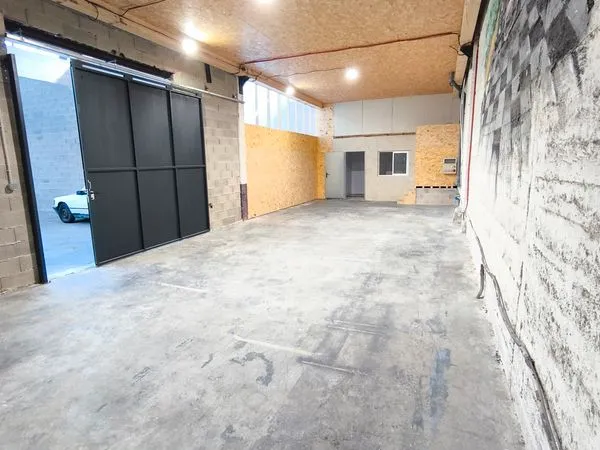 LOCAL D'ACTIVITE 100m²