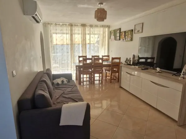 Appartement T4 + bureau traversant de 83 m² avec balcon et cave