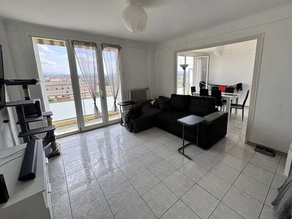 CARCASSONNE ? APPARTEMENT TRAVERSANT 76 M² ? DERNIER ÉTAGE ? BALCONS ? PARKING PRIVATIF