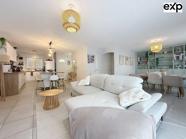 LLUPIA, MAISON ENTIÈREMENT RÉNOVÉE DE 94 M², 3 CHAMBRES, GAR