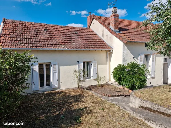 Maison 2 ch. Avec jardin et garage. Agrandissement possible. Quartier calme