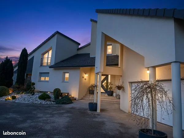 Villa 6 pièces de 266 m² avec piscine, terrain arboré de 2571 m², sans vis-à-vis