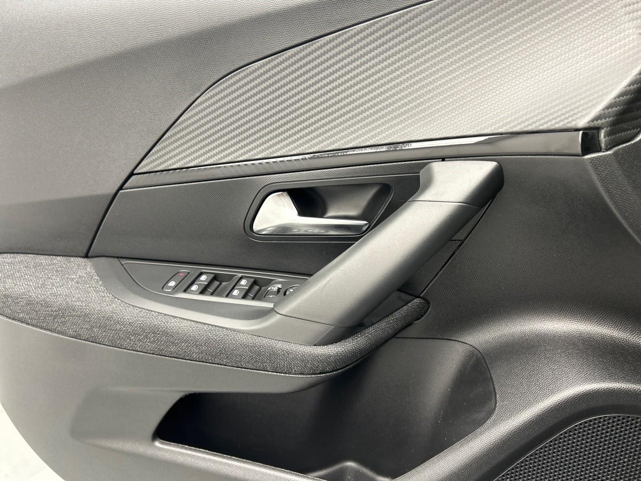 Peugeot 2008 hybrid 145 e-dcs6 style — photo 30