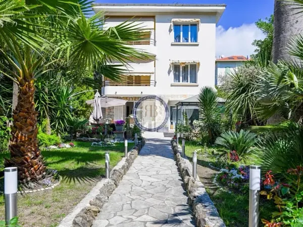 Maison 9 pièces 267 m²