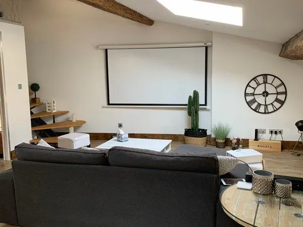 Particulier loue appartement meublé de type T3 (deux chambres) de 100 m2 au 4ème étage d'une copropr