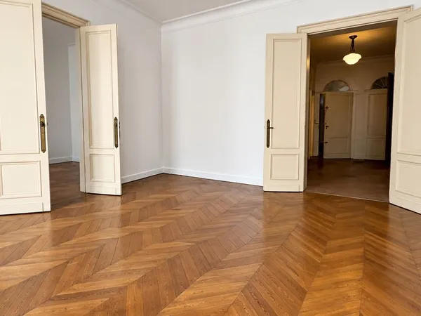 QUINCONCES / PLATEAU DE 105 m² À RÉAMÉNAGER