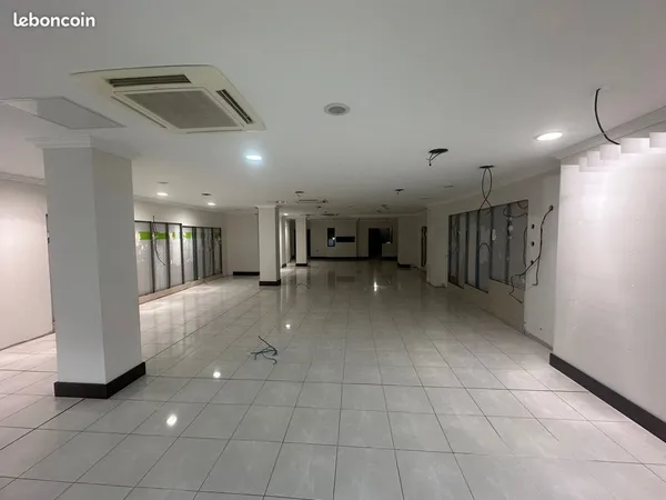 LOCAL COMMERCIAL 200 m² PLAIN-PIED - RN7 - 9 PARKINGS PRIVATIFS